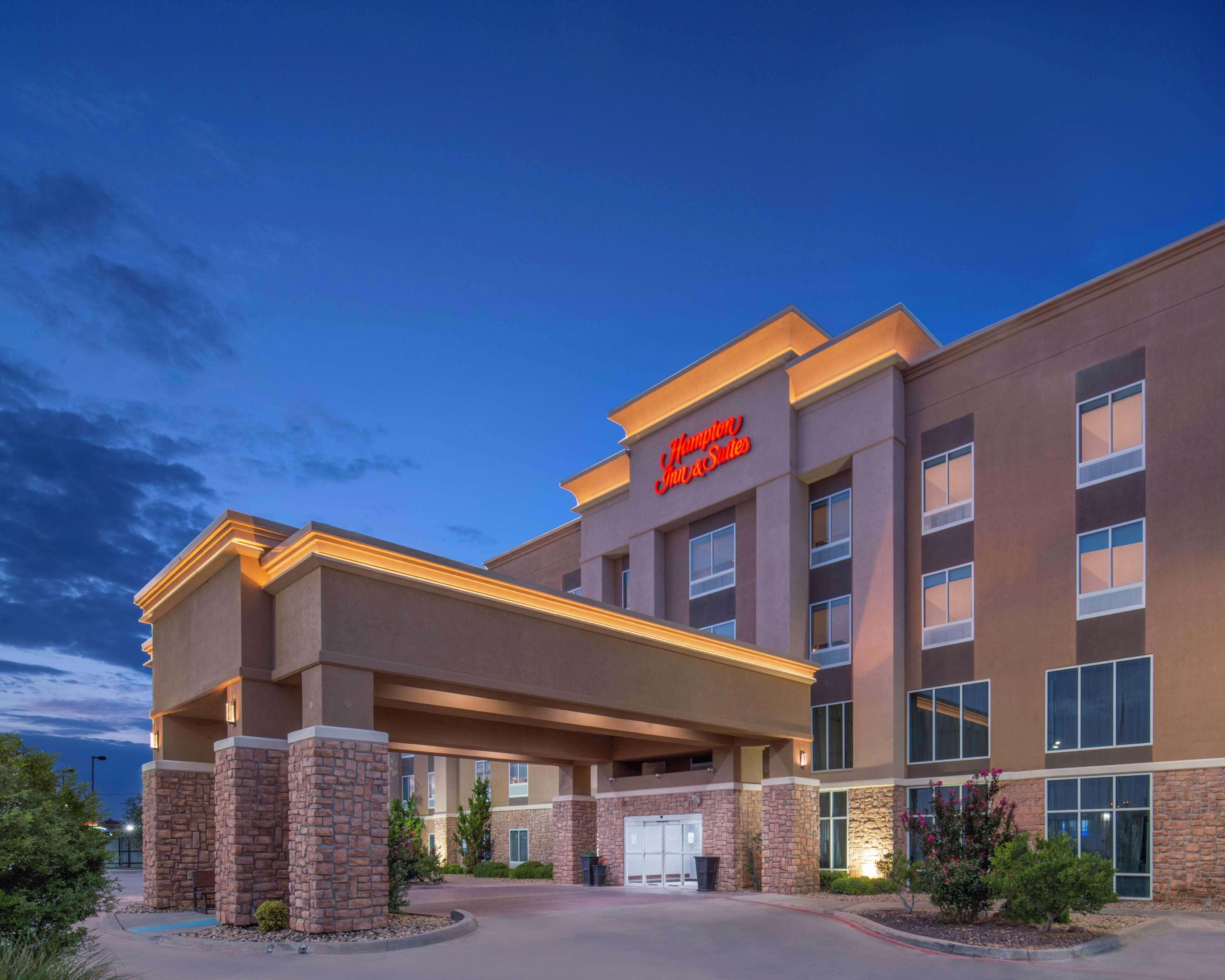 Hampton Inn & Suites Lubbock Exterior photo